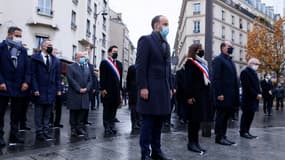 (de G à D) Philippe Duperron, Anne Hidalgo, Jean Castex et Gérald Darmanin lors d'une cérémonie devant Le Carillon et Le Petit Cambodge à la mémoire des victimes des attaques du 13 novembre 2015, à Paris le 13 novembre 2021