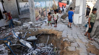 Des enfants après la destruction d'une école gérée par l'ONU après un bombardement israélien à Nuseirat, dans le centre de la bande de Gaza, le 9 juillet 2024.