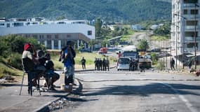 Des gendarmes font face à des manifestants indépendantistes lors de la levée d'un barrage sur l'avenue Paul-Emile Victor à Dumbea, en Nouvelle-Calédonie, le 24 juin 2024 (illustration) 