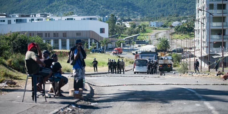 Des gendarmes font face à des manifestants indépendantistes lors de la levée d'un barrage sur l'avenue Paul-Emile Victor à Dumbea, en Nouvelle-Calédonie, le 24 juin 2024 (illustration) 