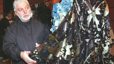 Le couturier espagnol  Paco Rabanne vérifie une de ses robes le 20 janvier 1999, avant la présentation de la collection Printemps-Eté de haute couture 1999 à Paris