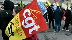 Le drapeau CGT de la fédération des cheminots lors d'une manifestation contre le projet de réforme des retraites, le 19 janvier 2023 devant la Gare de Lyon, à Paris