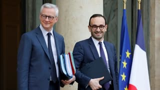 Le ministre de l'Economie et des finances Bruno Le Maire (g) et le ministre délégué aux Comptes publics Thomas Cazenave, sur le perron de l'Elysée, à Paris, le 12 décembre 2023