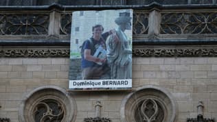 Le portrait du professeur Dominique Bernard, poignardé à mort lors d'une attaque dans une école, affiché sur le mur de l'hôtel de Ville d'Arras, le 19 octobre 2023