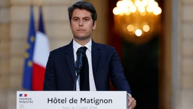 Le Premier ministre sortant Gabriel Attal prononce un discours après les premiers résultats du 2e tour des législatives, le 7 juillet 2024 à l'hôtel Matignon, à Paris