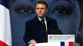 Le président Emmanuel Macron lors d'une cérémonie pour inscrire le droit à l'avortement dans la constitution française, à l'occasion de la Journée internationale des femmes, place Vendôme, à Paris, le 8 mars 2024