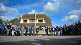 Les ministres Sébastien Lecornu, Eric Dupond-Moretti et Gérald Darmanin assistent à un hommage aux deux victimes d'une attaque contre un fourgon pénitentiaire, le 16 mai 2024 à Incarville, dans l'Eure