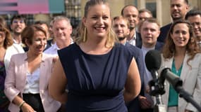 La députée Mathilde Panot (au centre), nouvellement élue députée de La France insoumise (LFI), du Nouveau Front populaire, s'adresse aux journalistes à son arrivée à l'Assemblée nationale à Paris, le 9 juillet 2024