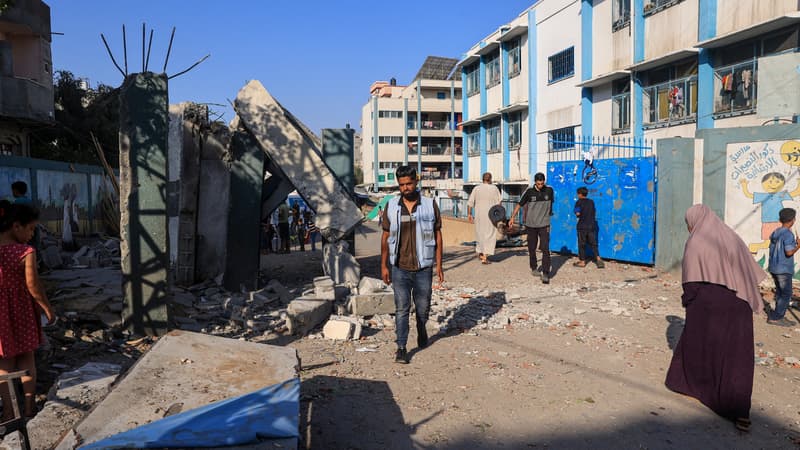 Un membre des Nations Unies dans une école détruite et abritant des personnes déplacées après un bombardement israélien à Nuseirat, dans le centre de la bande de Gaza, le 9 juillet 2024