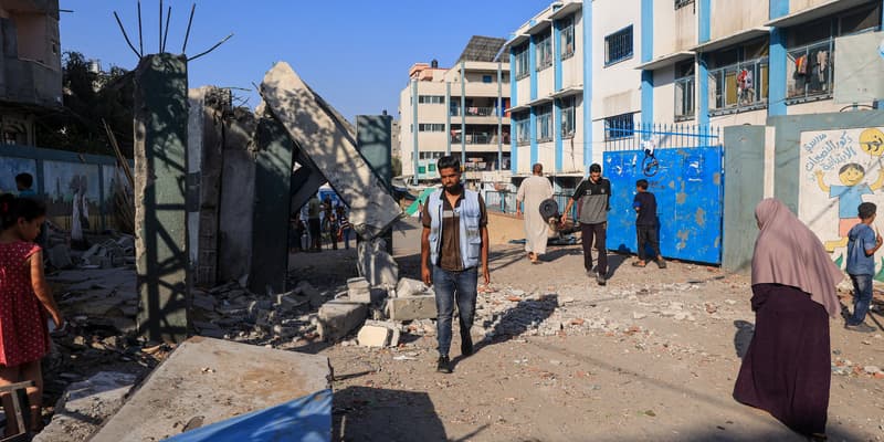 Un membre des Nations Unies dans une école détruite et abritant des personnes déplacées après un bombardement israélien à Nuseirat, dans le centre de la bande de Gaza, le 9 juillet 2024