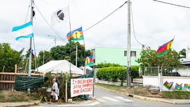 Une banderole demandant la remise en liberté des responsables du mouvement indépendantiste CCAT arrêtés en Nouvelle-Calédonie est déployée à Nouméa le 22 juin 2024