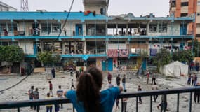 Une enfant palestinienne dans une école de l'ONU qui accueille les personnes déplacées par le conflit, à Nuseirat, dans le centre de la bande de Gaza, le 6 juin 2024.