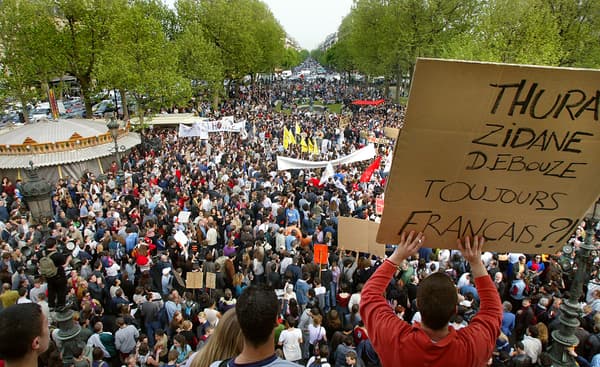 Une manifestation contre l'extrême droite à Paris, le 22 avril 2002, après la qualification de Jean-Marie Le Pen au second tour de l'élection présidentielle.