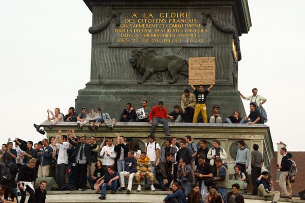 Une manifestation contre l'extrême droite à Paris, le 22 avril 2002, après la qualification de Jean-Marie Le Pen au second tour de l'élection présidentielle.