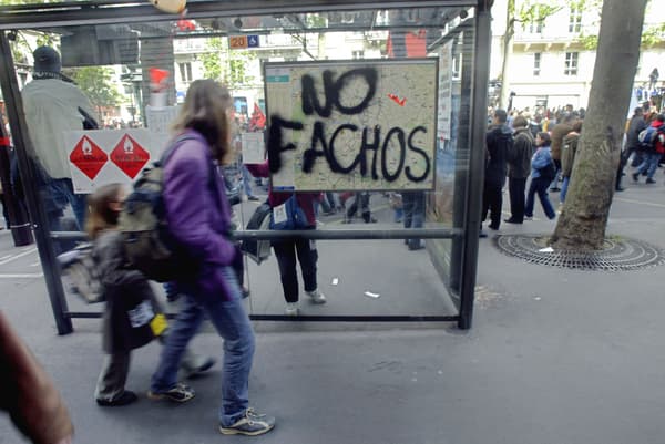 Une manifestation contre l'extrême droite à Paris, le 27 avril 2002, après la qualification de Jean-Marie Le Pen au second tour de l'élection présidentielle.