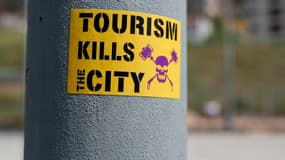 Un autocollant anti-tourisme à Barcelone, le 13 mai 2017.