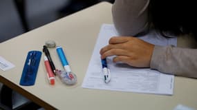 Une élève dans une salle de classe. Illustration