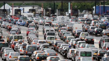 Des embouteillages avant la barrière de péages de l'autoroute (image d'illustration)