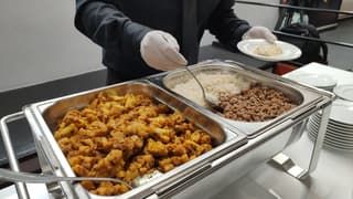 "Porc haché au basilic thaï" et "choux-fleurs et pommes de terres au curcuma", deux plats qui seront servis par Sodexo dans le village olympique.