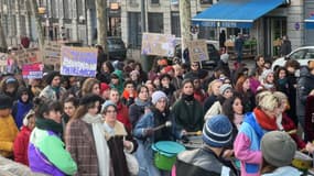 Plusieurs milliers de personnes ont manifesté ce samedi 25 novembre à Lyon contre les violences faites aux femmes.