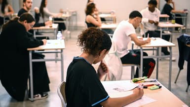 Des élèves se préparent à l'épreuve de philosophie dans le cadre des épreuves du baccalauréat au lycée Condorcet de Bordeaux, dans le sud-ouest de la France, le 18 juin 2024.