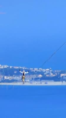 Italie: un athlète estonien traverse le détroit de Messine sur une slackline de plus de 3 km