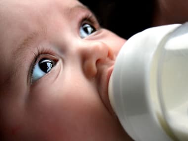 Un bébé boit au biberon (photo d'illustration) 