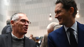 L'homme d'affaires portugais et PDG de Stellantis Carlos Tavares (à gauche) et le président italien de Stellantis John Elkann assistent à la présentation de l'exposition "Drive Different" au "Museo Nazionale dell'Automobile" (Musée national de l'automobile) à Turin le 23 novembre 2023.