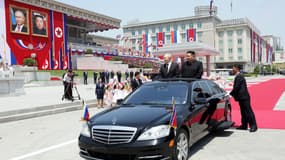 Un convoi transporte le dirigeant nord-coréen Kim Jong Un et le président russe Vladimir Poutine lors d'une cérémonie d'accueil sur la place Kim Il Sung à Pyongyang, le 19 juin 2024. 