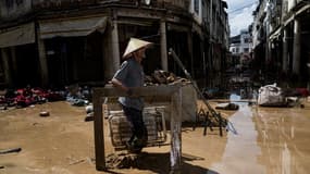 Cette photo prise le 18 juin 2024 montre des personnes nettoyant les débris à la suite des inondations causées par de fortes tempêtes à Meizhou, dans la province de Guangdong, dans le sud de la Chine.