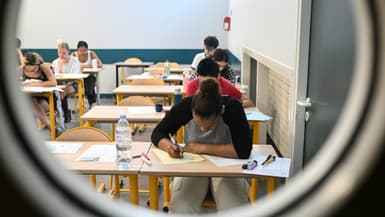 Des élèves passent l'épreuve de philosophie du bac à Paris le 14 juin 2023