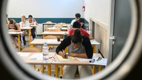 Des élèves passent l'épreuve de philosophie du bac à Paris le 14 juin 2023