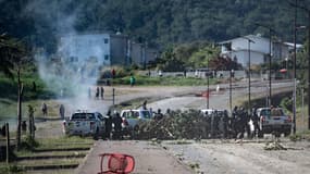 Des gendarmes face à des militants indépendantistes le lundi 24 juin 2024 à Dumbéa, en Nouvelle-Calédonie.