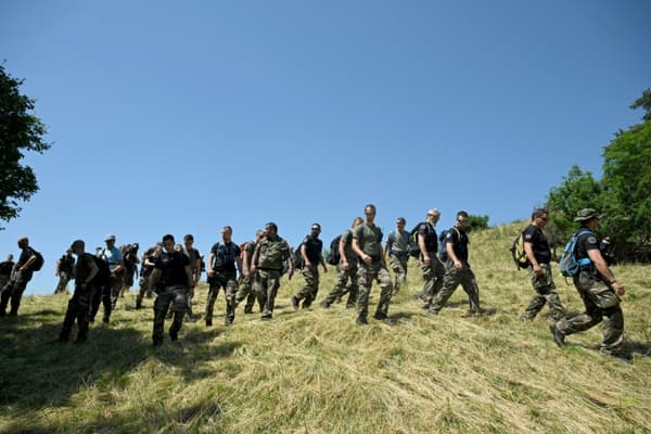 Des gendarmes participent aux recherches d'Emile, deux ans et demi, le 10 juillet 2023 au Vernet, dans les Alpes-de-Haute-Provence