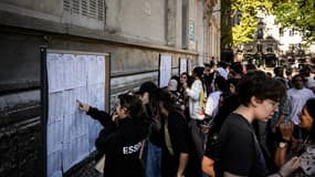 Des lycéens découvrent les résultats du baccalauréat au lycée Edouard Herriot de Lyon, le 5 juillet 2022.