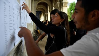 Des lycéens regardent leurs résultat au baccalauréat au lycée Voltaire à Paris, le 4 juillet 2023