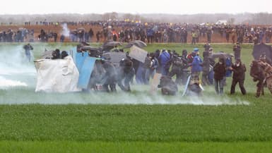 Des manifestants affrontent des gendarmes mobiles anti-émeutes ce samedi 25 mars 2023.