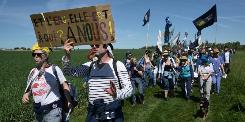 Des manifestants contre le projet de construction de deux mégabassines à Billom, dans le Puy-de-Dôme, le 11 mai 2024