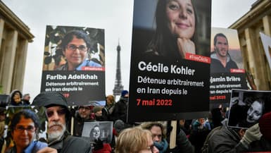 Des manifestants demandent la libérations de Fariba Adelkhah, Cécile Kohler et Benjamin Brière, le 25 janvier 2023 à Paris