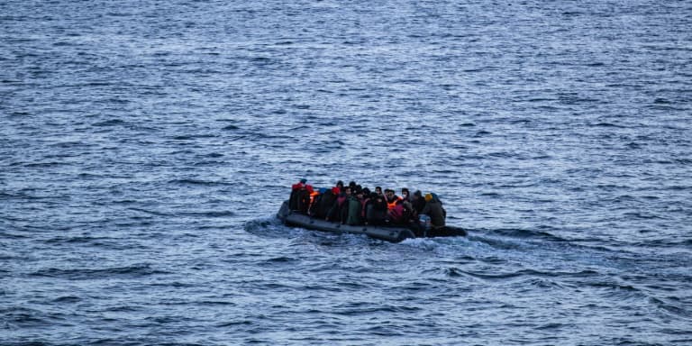 Des migrants dans un bateau pneumatique tentent la traversée de la Manche (illustration).