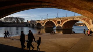 Des personnes marchant le long de la Garonne à Toulouse, en Haute-Garonne, le 30 décembre 2023 (illustration)