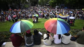 Des personnes se rassemblent avant le début de la marche des fiertés à Mexico, au Mexique, le 29 juin 2024. (photo d'illustration)