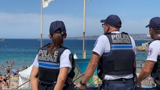 Des policiers surveillent la plage des Catalans à Marseille.