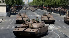 Des soldats de l'armée française à bord de chars Leclerc lors du défilé du 14 juillet 2023 sur les Champs-Elysées, à Paris.