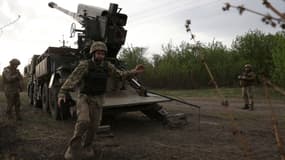 Des soldats ukrainiens tirent en direction des positions russes dans la région de Kharkiv, le 21 avril 2024