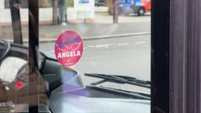 Un autocollant du dispositif "Angela" sur un bus du réseau de transport Ritmo à Haguenau (Bas-Rhin), début mars 2024.