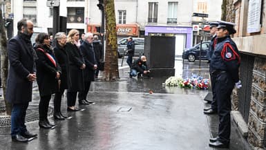 Le président de l'association de victimes Life for Paris Arthur Denouveaux (g), la Première ministre Élisabeth Borne, la maire de Paris Anne Hidalgo et la président de l'Assemblée Yaël Braun-Pivet commémorent les morts du 13-Novembre devant une plaque à la Belle Equipe, le 13 novembre 2023