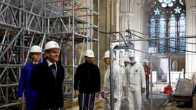 Emmanuel Macron dans la cathédrale Notre-Dame de Paris le 8 décembre 2023.