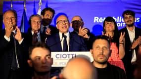 Éric Ciotti le 7 juillet à Nicer après sa victoire au second tour des élections législatives, accompagné notamment des deux autres candidats élus dans les Alpes-Maritimes grâce à l'alliance LR-RN, Bernard Chaix (premier à gauche) et Christelle D'Intorni.