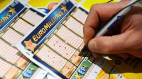 Euromillions: une personne en train de remplir une grille 